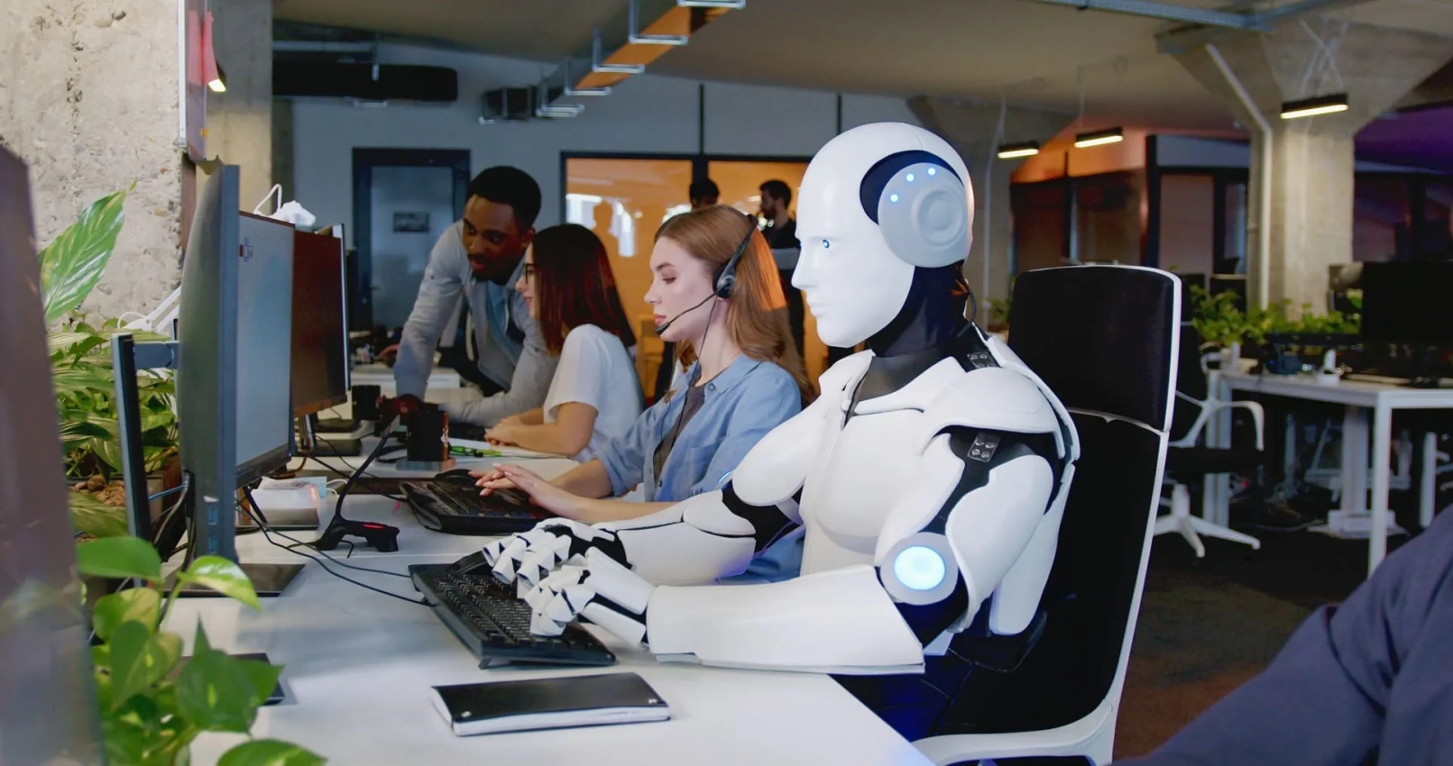 Robot devant un ordinateur
