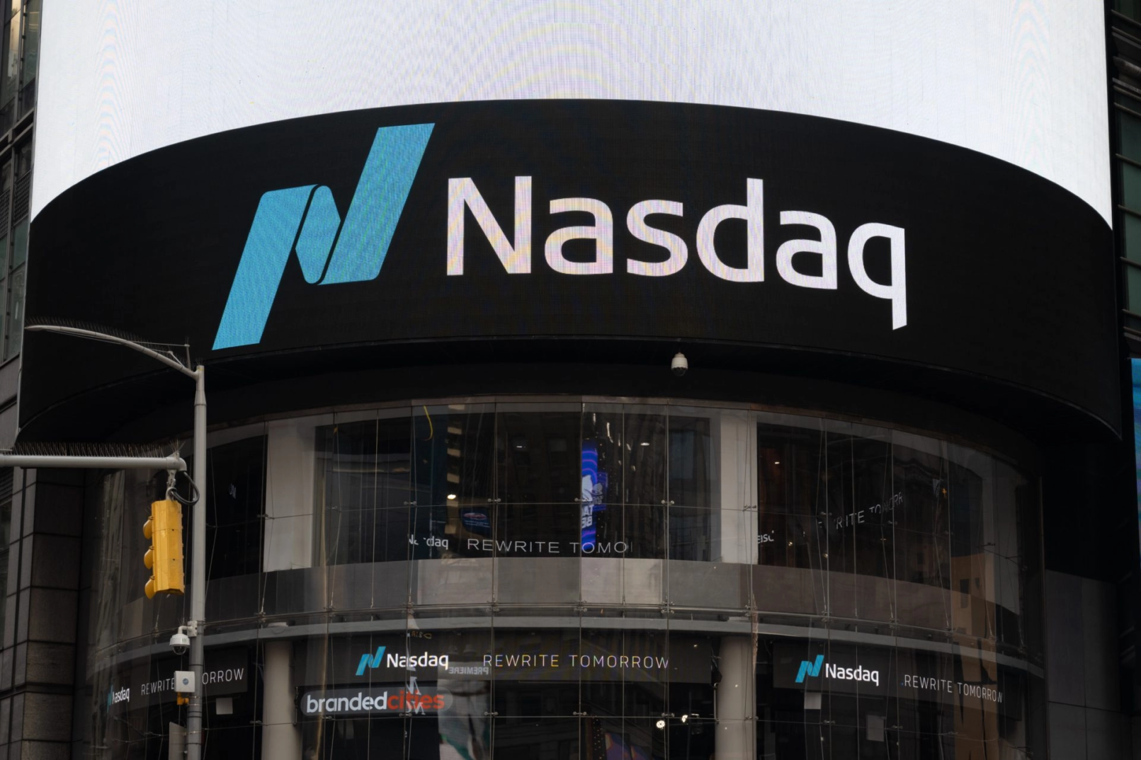 Se lanza una avalancha de ETF de Solana, Dogecoin también se suma