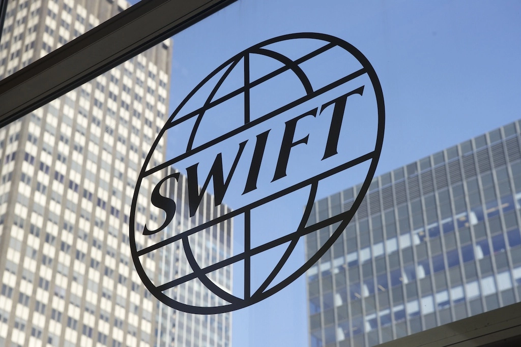SWIFT utiliza blockchain y stablecoin para operar bonos: un avance significativo