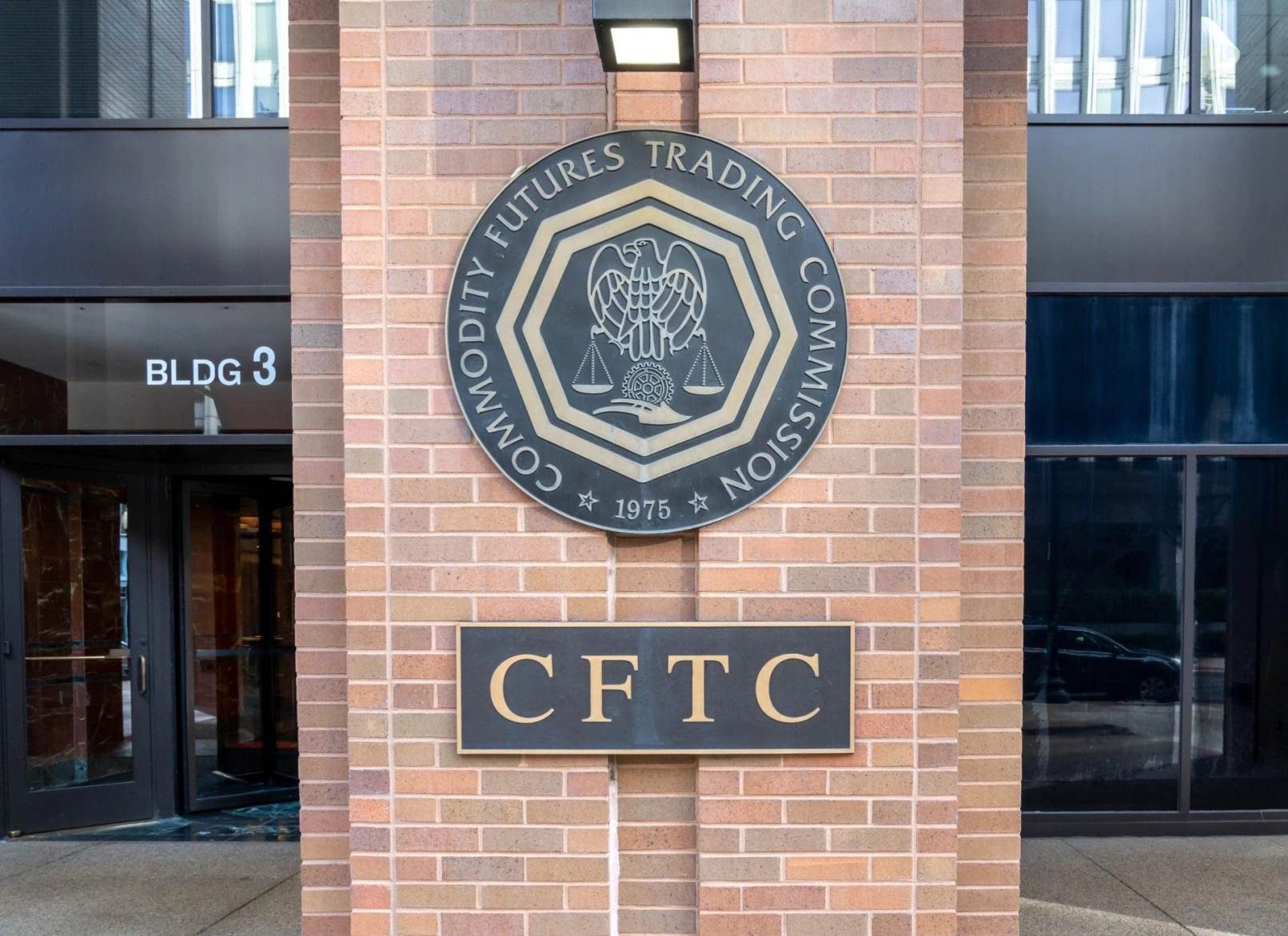 La CFTC incorpora a ejecutivos de Coinbase y Ripple a su comité asesor