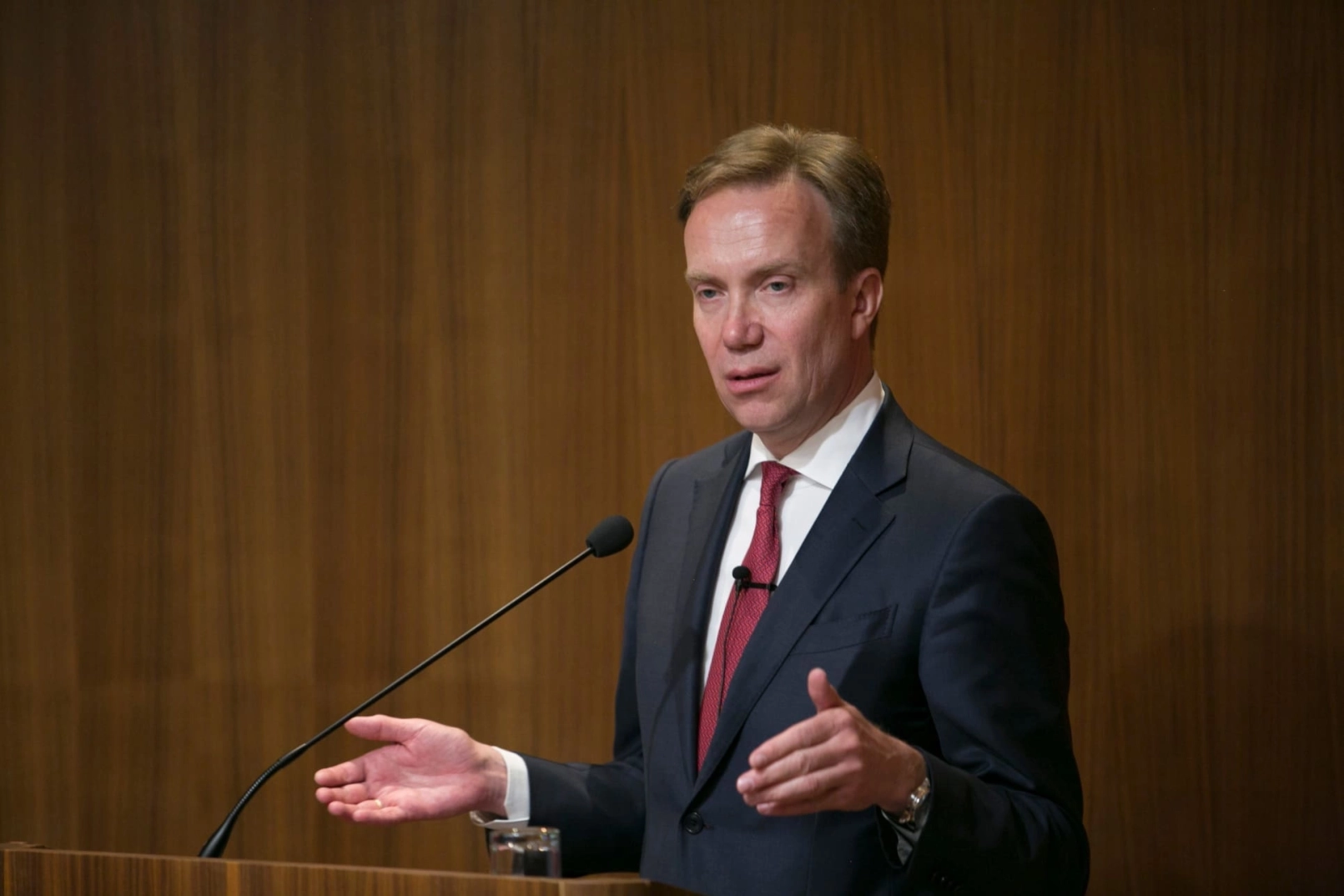 Dimite el director del Foro Económico Mundial, Brende, tras conexiones con Epstein