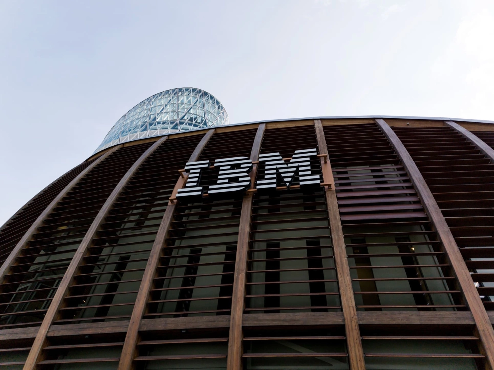 Las acciones de IBM caen un 13% por temor a la IA: mayor desplome desde el año 2000