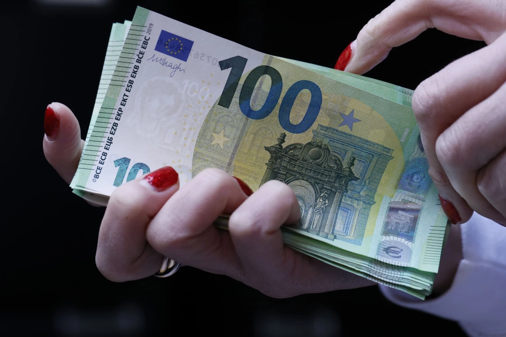 La crisis del petróleo lleva al euro a su nivel más bajo frente al dólar desde agosto