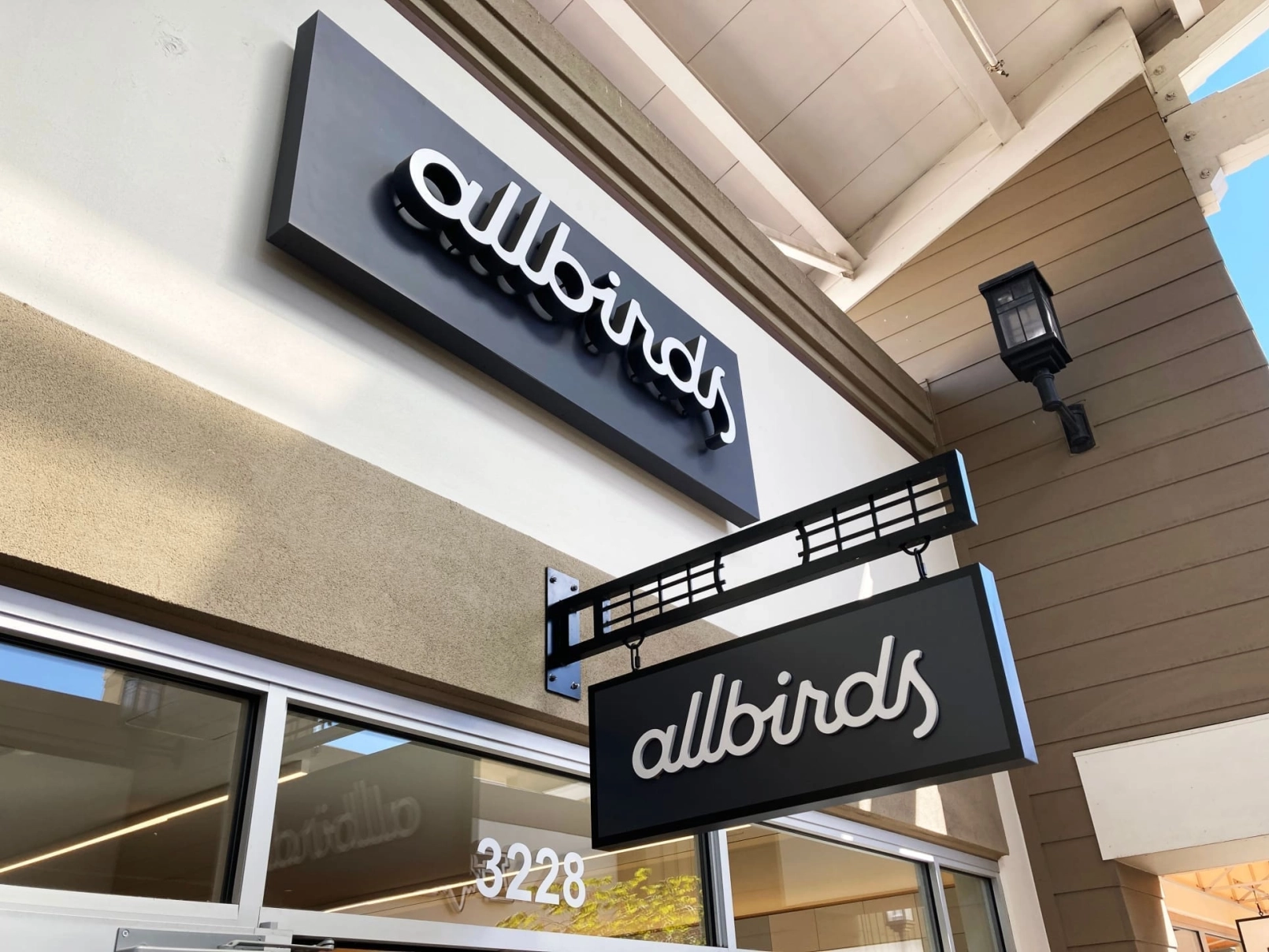 Marca de calzado se convierte en empresa de IA: acción sube 875% en un día