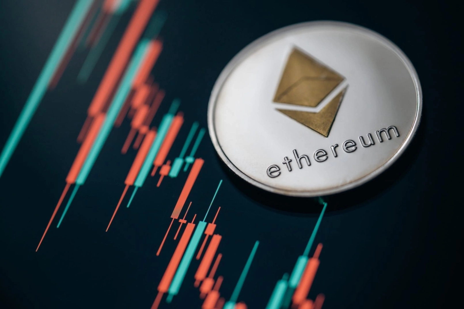 Ethereum de plata con gráfico de velas y fondo digital