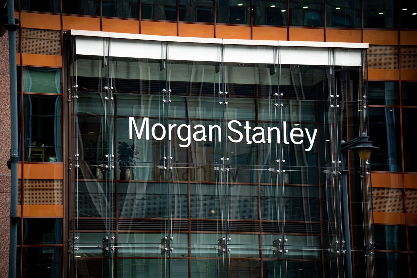 Morgan Stanley desafía a las criptobolsas: inicia operaciones con Bitcoin, Ethereum y Solana