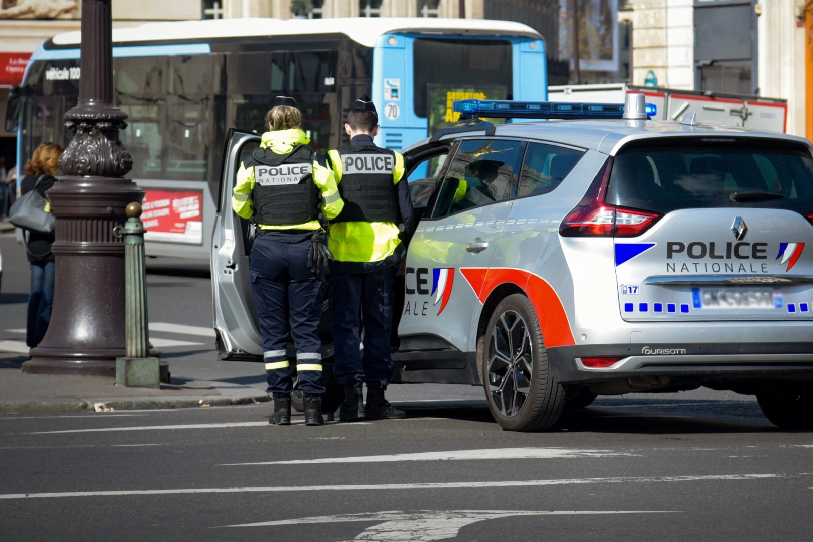 policía