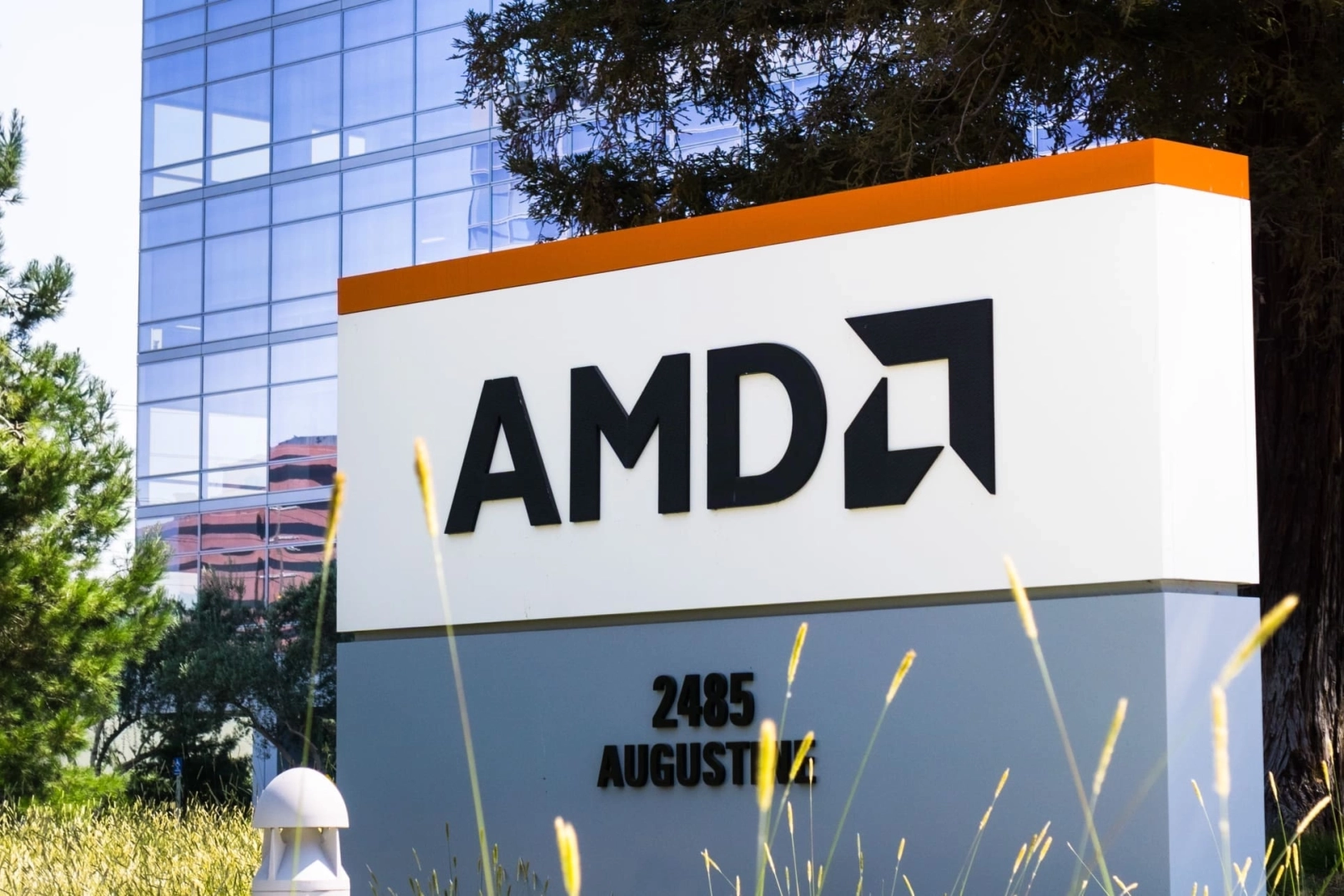Logotipo del fabricante de chips AMD en un edificio de oficinas de la tecnológica estadounidense.