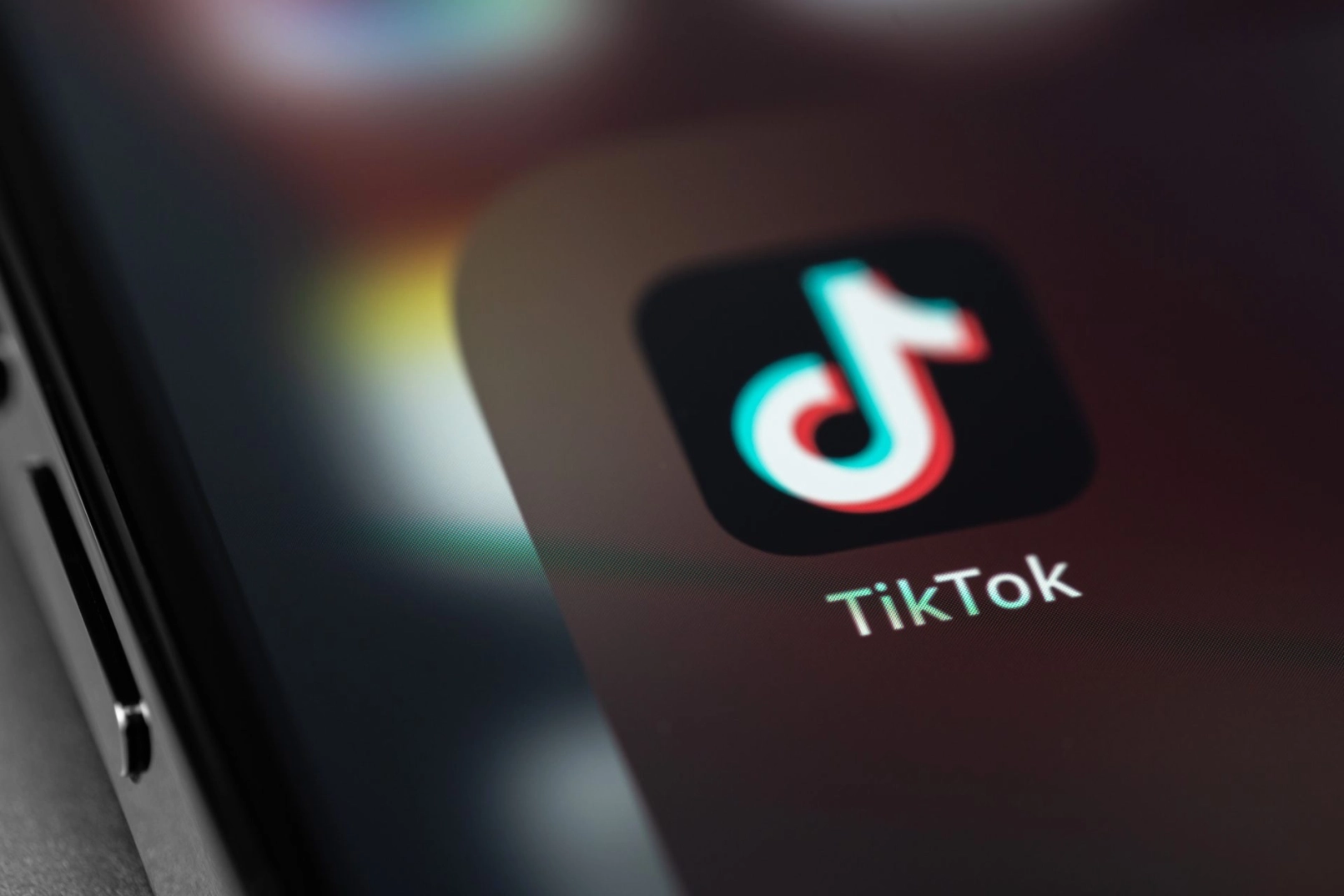 Icono de la aplicación TikTok visible en primer plano en la pantalla de un smartphone