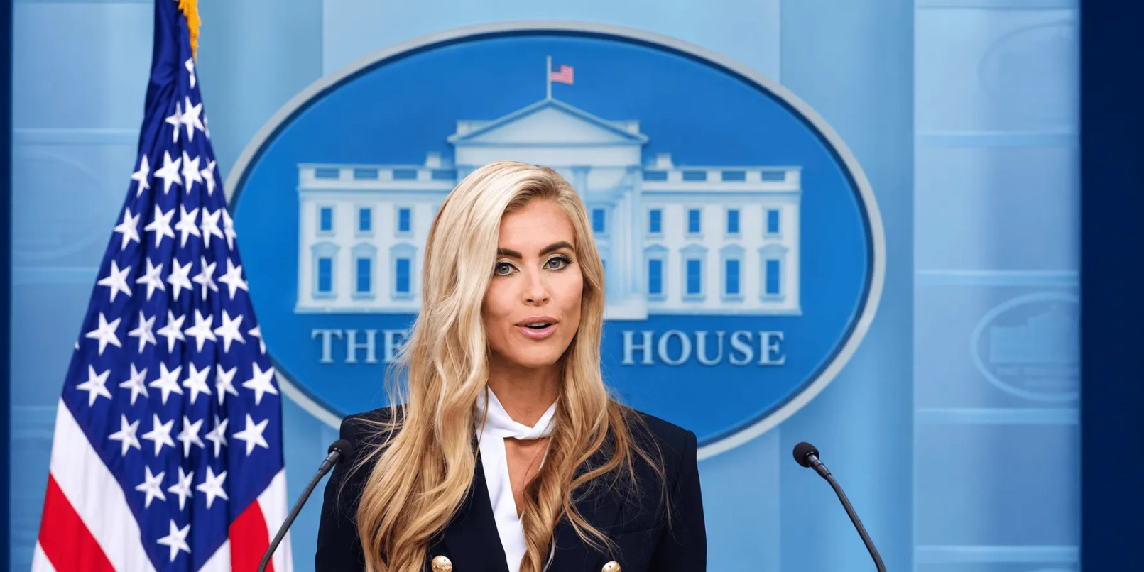 Rueda de prensa en la Casa Blanca con una portavoz rubia